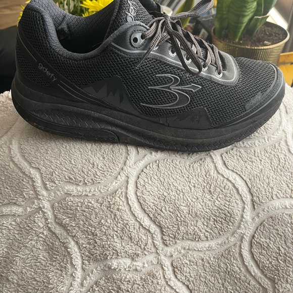 More than comfortable, well worn, well loved gravity defyer walking shoes - Picture 4 of 6